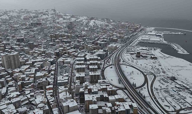 Rize'de şehir merkezi beyaza büründü