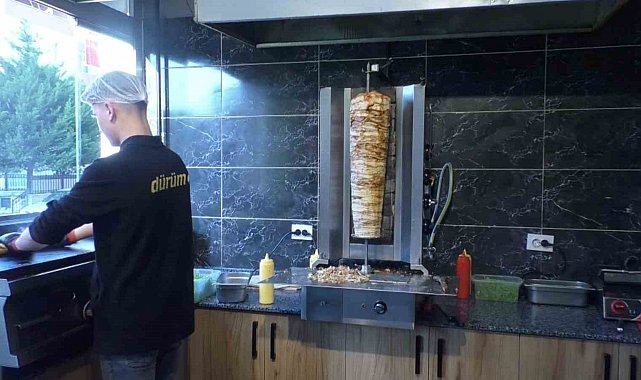 Ruhsat yok, işyeri yok: Evlerinde döner yapıp satıyorlar