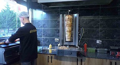 Ruhsat yok, işyeri yok: Evlerinde döner yapıp satıyorlar