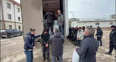 Rusya'dan gelen ham kauçuk yüklü tırdan 24 kaçak göçmen çıktı