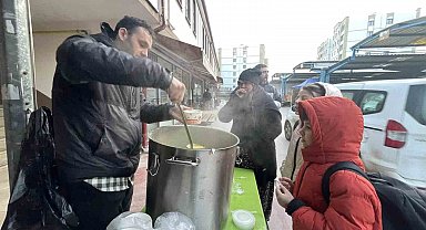 Sabah işe, okula giden vatandaşlara sıcak çorba