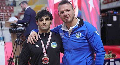 Sakarya Büyükşehir güreşçisi Eren Ülkü Türkiye şampiyonu oldu