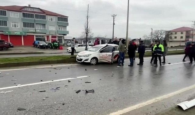 Sakarya'da tır ile sürücü kursu aracı çarpıştı: 4 yaralı