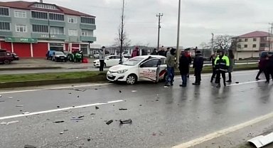 Sakarya'da tır ile sürücü kursu aracı çarpıştı: 4 yaralı