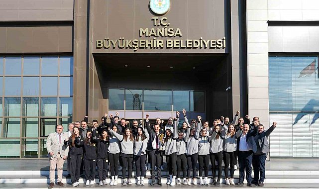 Şampiyon voleybolcular kupa ile Başkan Zeyrek'i ziyaret etti
