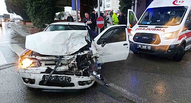 Samsun'da otomobil ile kamyonet çarpıştı: 4 yaralı