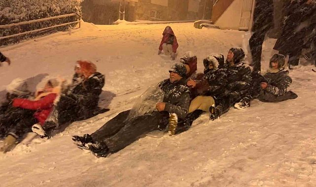 Samsun'da vatandaşların kar eğlencesi: Ellerinde poşetlerle sokakta kaydılar