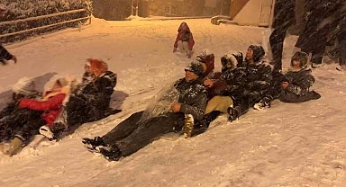 Samsun'da vatandaşların kar eğlencesi: Ellerinde poşetlerle sokakta kaydılar