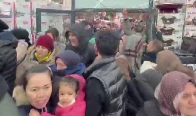 Sancaktepe'de 'Ne alırsan 100 lira' kampanyasında izdiham