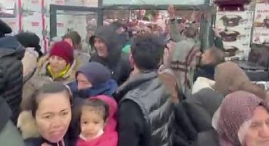 Sancaktepe'de 'Ne alırsan 100 lira' kampanyasında izdiham