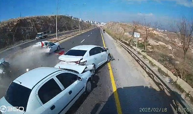 Şanlıurfa'da 6 kişinin yaralandığı zincirleme kaza araç kamerasına yansıdı
