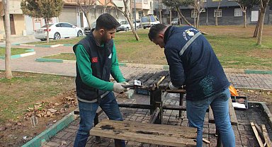 Şanlıurfa'da parktaki bank ateşe verildi