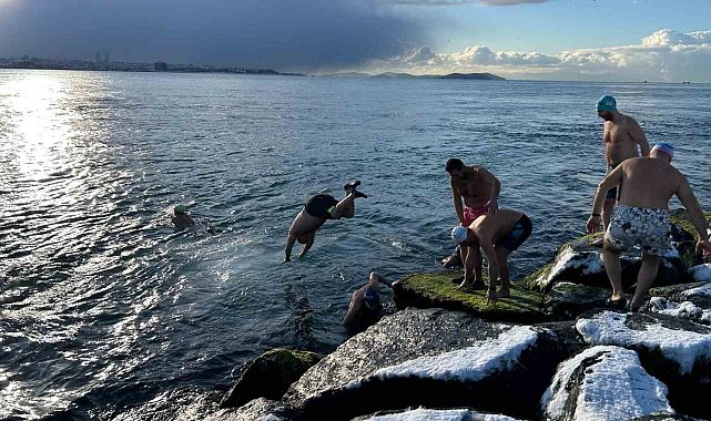 Sarayburnu Fatihleri karlı havaya aldırış etmedi: Buz gibi denizde yüzdü