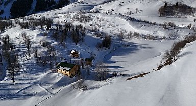 Şavşat'ın Maden Köyü geleneksel ahşap mimarisi ve doğal güzellikleriyle büyülüyor