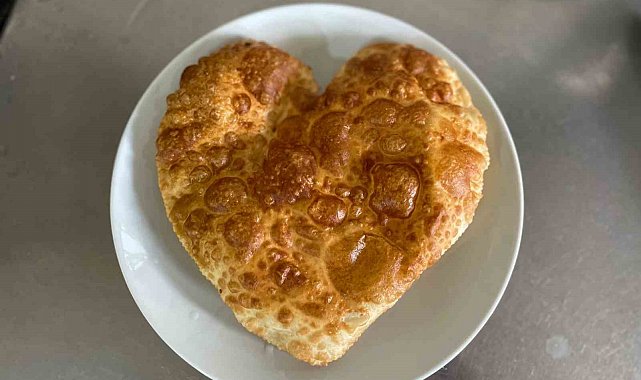 Sevgililer Günü'ne özel kalpli çibörek