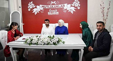 Sevgililer Gününde bir ömür boyu mutluluğa 'Evet' dediler