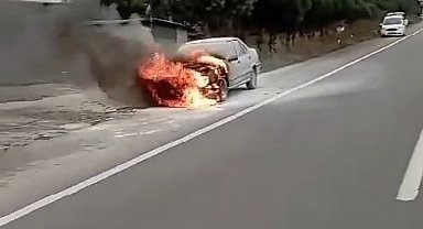 Seyir halindeki otomobil alev alev yandı