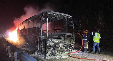 Seyir halindeki yolcu otobüsü alev alev yandı
