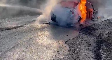 Seyir halindeyken alev alan otomobil tamamen yandı