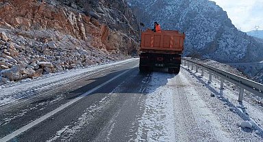 Siirt'te buzlanmaya karşı tuzlama çalışmaları devam ediyor