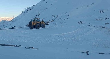 Siirt'te karla mücadele çalışmaları devam ediyor