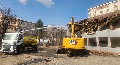 Siirt'te metruk binaların yıkımı devam ediyor