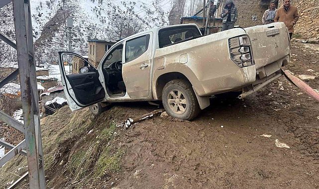 Siirt'te şarampole yuvarlanan araç kurtarıldı