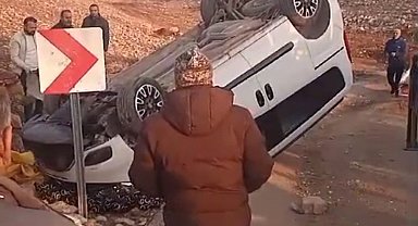 Siirt'te virajı alamayan araç devrildi