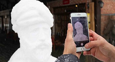 Âşık Ruhsati anısına ölüm yıl dönümünde kardan büstünü yaptılar