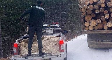 Simav'da orman yolunda kalan kamyonların imdadına orman işletme müdürlüğü ekipleri yetişti