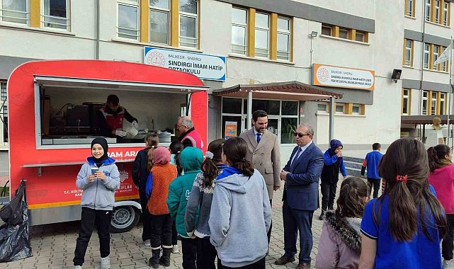 Sındırgı'da öğrencilere salep ikramı