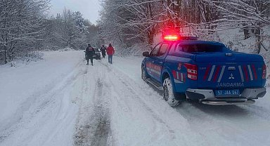 Sinop'ta kar nedeniyle yolda mahsur kalan vatandaşlar kurtarıldı