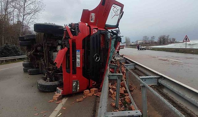 Sinop'ta tuğla yüklü kamyon devrildi: 1 yaralı