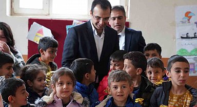 Şırnak'ta kadınların ördüğü bere, atkı ve eldiveneler öğrencilere dağıtıldı