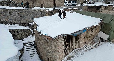Şırnak'ta köylüler zamanlarını kerpiç evlerin damında biriken karı temizlemekle geçiriyor