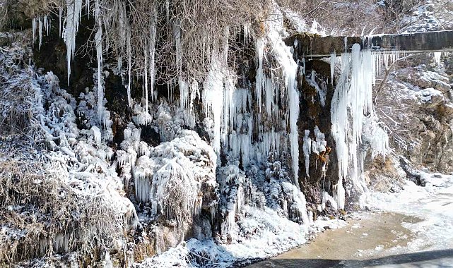 Şırnak'ta şelale ve dağlık alanlar buz kesti