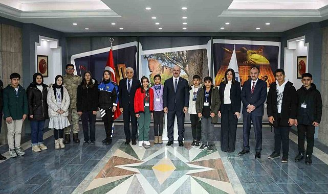 Şırnak'tan Çanakkale'ye geziye gelen öğrenciler Vali Ömer Toraman'ı ziyaret etti