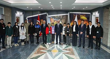 Şırnak'tan Çanakkale'ye geziye gelen öğrenciler Vali Ömer Toraman'ı ziyaret etti