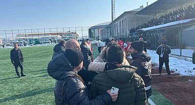 Sivas'ta amatör maçta ortalık karıştı