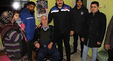 Sivas'ta felçli vatandaşa akülü araba, engelli çocuğa ise puset hediye edildi