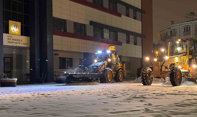 Sivas'ta kar temizleme çalışmaları aralıksız devam ediyor