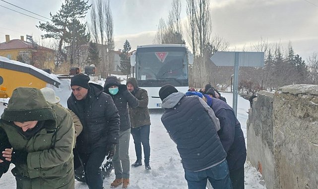 Sivas'ta karla mücadele ekipleri yolda kalanların yardımına yetişti