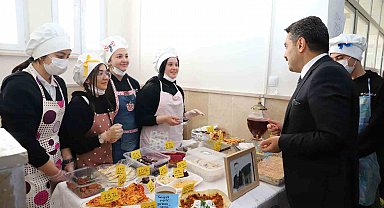 Sivas'ta lise öğrencileri hayır panayırı açtı