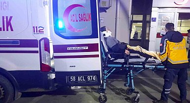 Sivas'ta minibüs hafif ticari araçla çarpıştı: 7 yaralı