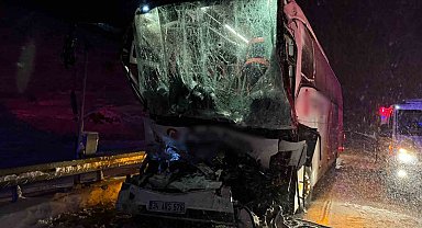 Sivas'ta yolcu otobüsü park halindeki tıra çarptı, 1'i ağır 13 kişi yaralandı