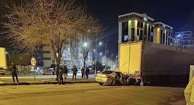 Siverek'te otomobil tıra ok gibi saplandı: 3 yaralı