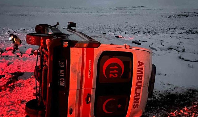 Siverek'te yoğun kar nedeniyle kontrolden çıkan ambulans şarampole devrildi