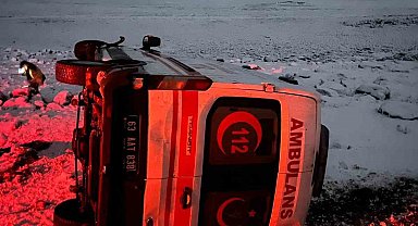 Siverek'te yoğun kar nedeniyle kontrolden çıkan ambulans şarampole devrildi