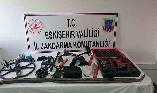 Sivrihisar'da 4 şüpheli kaçak kazı yaparken suçüstü yakalandı