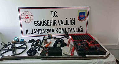 Sivrihisar'da 4 şüpheli kaçak kazı yaparken suçüstü yakalandı